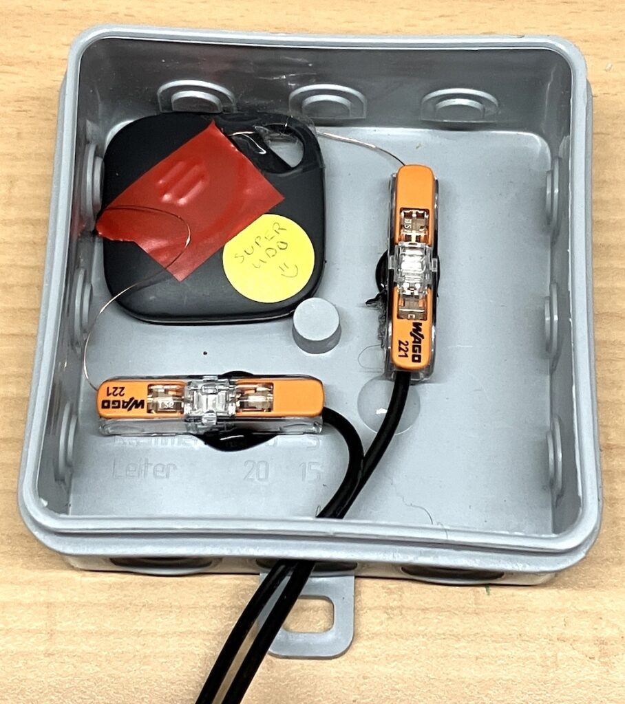 Innere einer Abzweigdose mit SmartTag und zwei WAGO 221 Klemmen