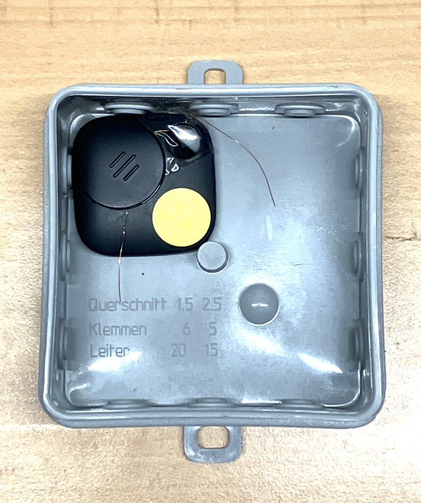das Innere einer Abzweigdose zeigt den SmartTag mit den herausgeführten Anschlussdrähten